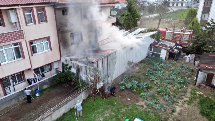 Bahçede Yakılan Ateş Atölyenin Bir Bölümünü Kül Etti
