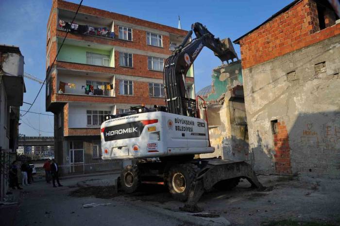 Samsun’da Metruk Binalar Yıkılıyor