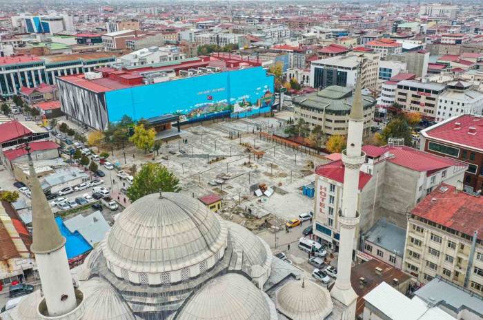 Van Kent Meydanı Açılış İçin Gün Sayıyor