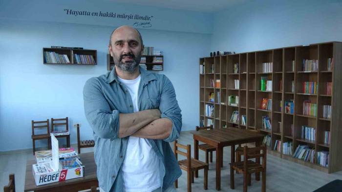 Çizdiği Resimleri Satarak Depremde Kaybettiği Ablası Ve Eniştesi İçin Kütüphane Yaptırdı