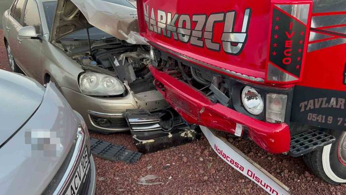 5 Aracı Hurdaya Çeviren Kamyonet Sürücüsü Kayıplara Karıştı