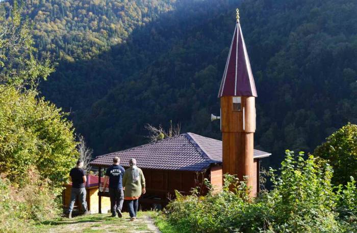 172 Yıllık Tarihi İremit Camii Ahşap Mimarisi Ve Rengarenk Motifleriyle Yıllara Meydan Okuyor