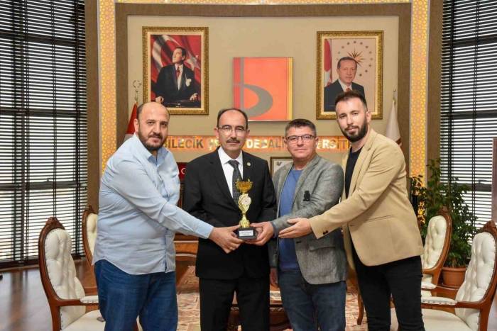 Şampiyonlar, Kupayı Rektöre Takdim Etti