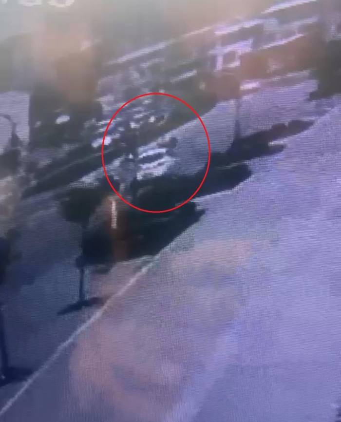 Yolun Karşısına Geçen Bisikletliye Otomobil Böyle Çarptı