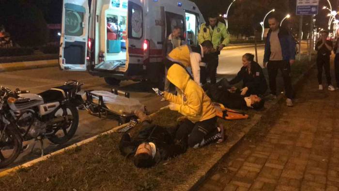 Edirne’de Motosiklet İle Otomobil Çarpıştı: 2 Yaralı