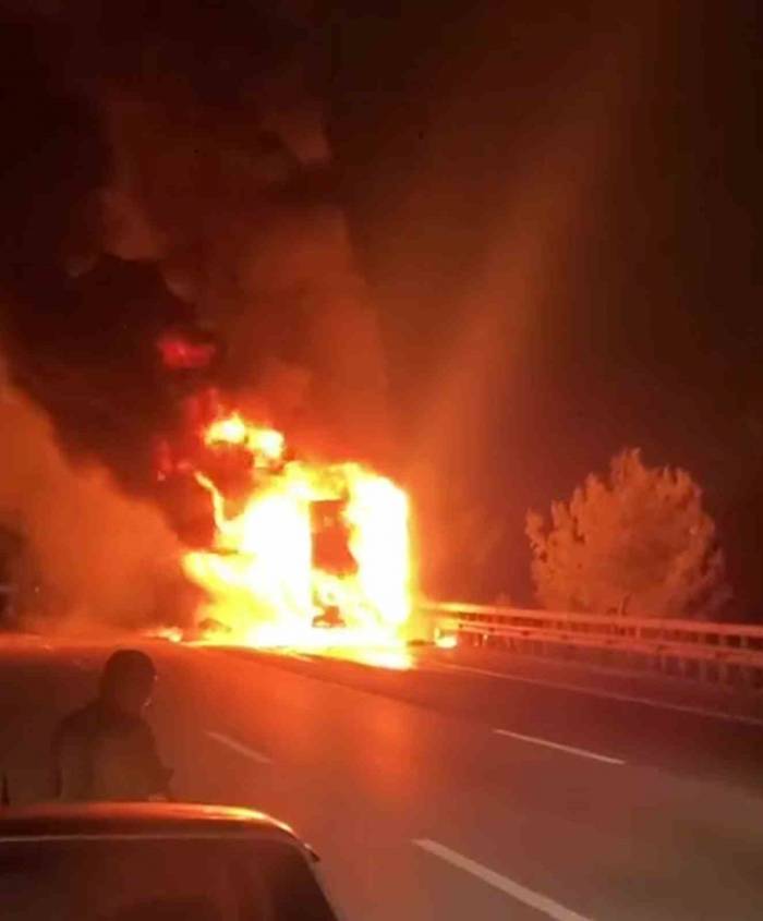 Tır Cayır Cayır Yandı, O Anlar Kamerada