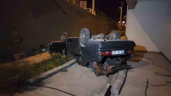 Kontrolden Çıkan Otomobil Apartman Bahçesine Düştü: 1 Yaralı