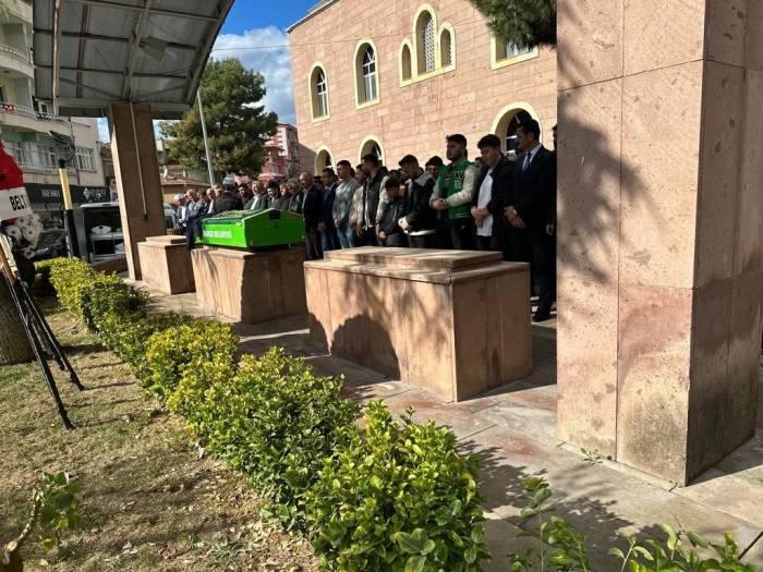 İskeleden Düşerek Ölen İnşaat İşçisi Toprağa Verildi