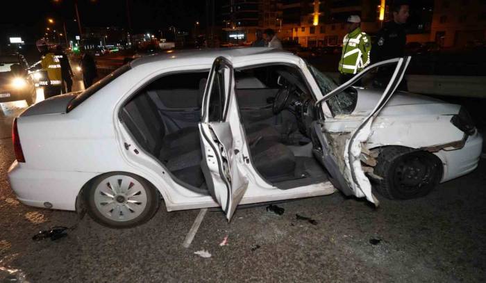 Kepçe İle 2 Otomobilin Karıştığı Kazada Araçlar Hurdaya Döndü: 4 Yaralı