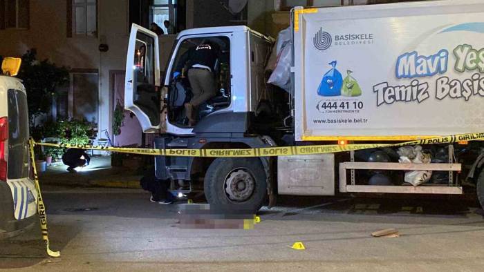 Çöp Kamyonundan İndirip Bacaklarından Vurdu