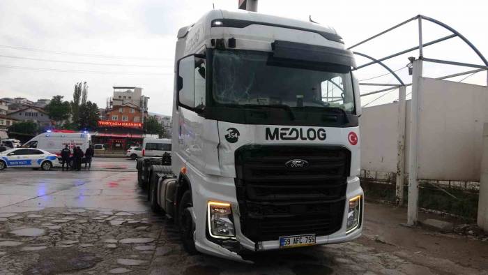 Tırın Belediye Otobüsüne Çarpması Güvenlik Kamerasına Yansıdı