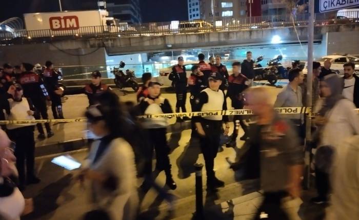 Mecidiyeköy’de Şüpheli Paket Alarmı: Panik Anları Kamerada