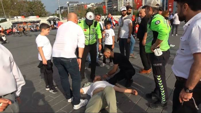 Taksim’de Trafik Polisi, Bayılan Vatandaşın Yanından Bir An Olsun Ayrılmadı