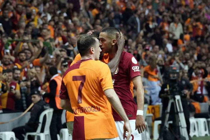 Trendyol Süper Lig: Galatasaray: 1 - Kasımpaşa: 0 (İlk Yarı)