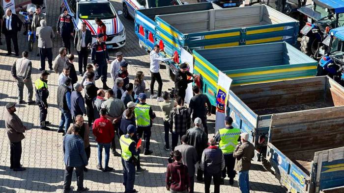Afyonkarahisar’da ‘Reflektör Tak Görünür Ol’ Projesi Devam Ediyor