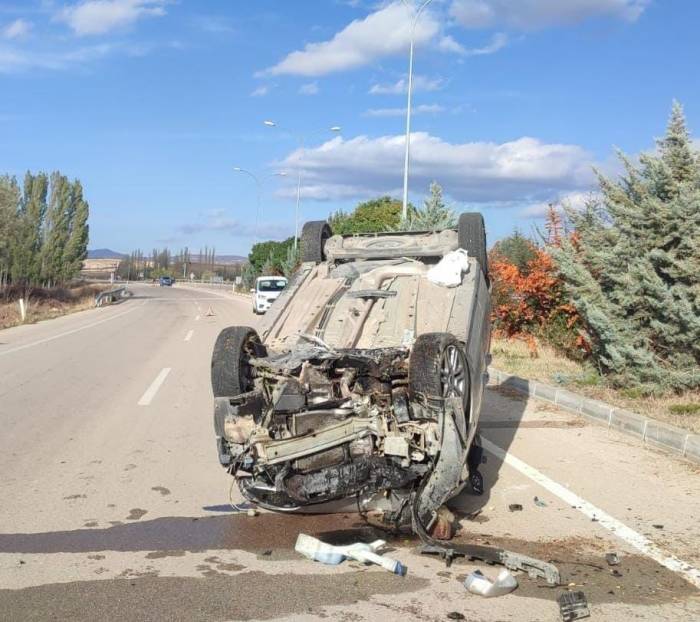 Refüje Çarpıp Takla Atan Otomobilde 1 Kişi Yaralandı