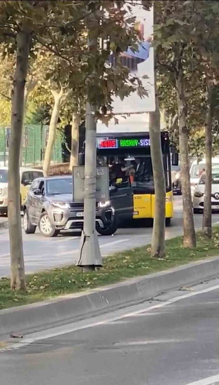Beyoğlu’da İett Otobüsünün Önünün Kesilmesi Olayının Detayları: Eşini Ve Bebeği İçin Önünü Kesmiş