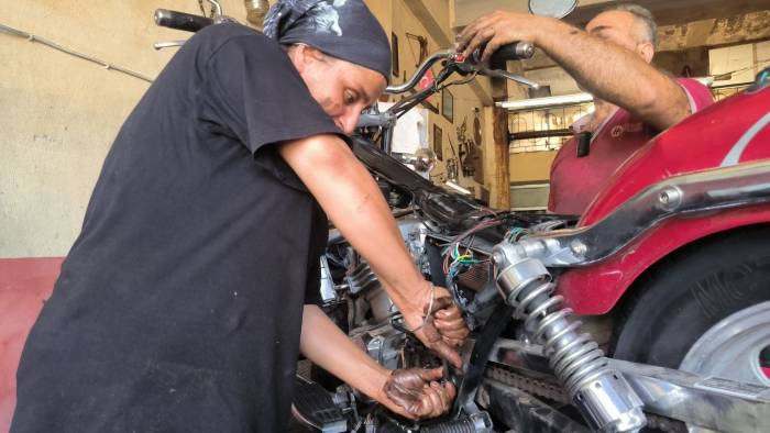 Eşine Yardım İçin Gitti, Motosiklet Tamircisi Oldu