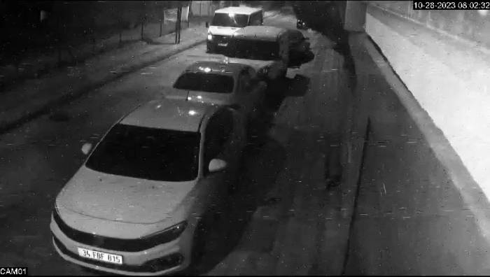 Arabada Bırakılan Tesisat Malzemelerini 2 Dakika İçerisinde Çaldılar