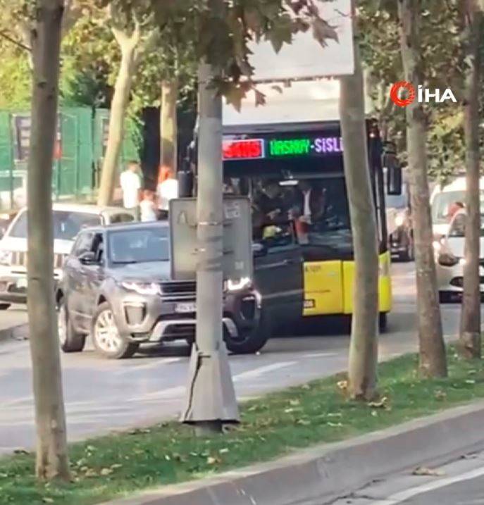 İett Otobüsünün Önünü Kesti, Hem Şoföre Hem Yolculara Dehşeti Yaşattı