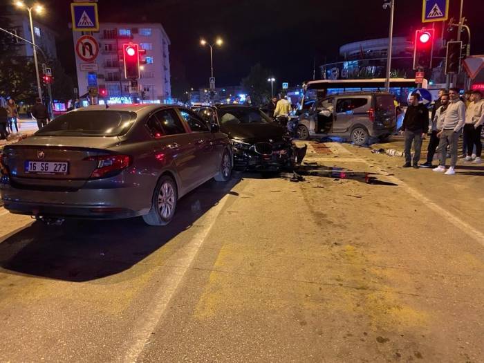 Bursa’da Zincirleme Kaza: 3 Yaralı