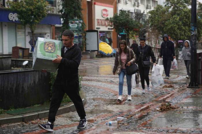 Edirne’de Fırtına Ve Sağanak Hayatı Olumsuz Etkiledi