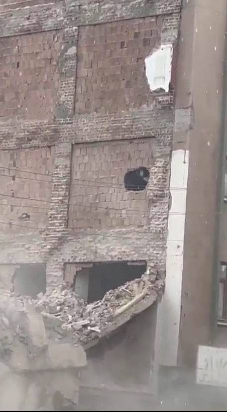 Hasarlı Binayı Yıkarken Sağlam Bina Zarar Gördü