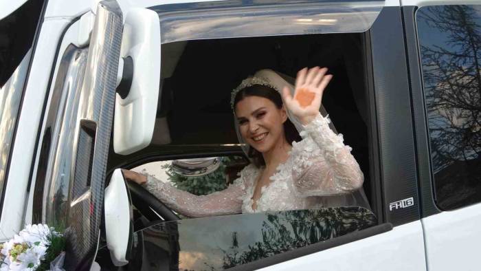 Tır Sürücüsü Çiftin Efsane Düğünü: Gelini Direksiyonda Görenler Şaşkına Döndü