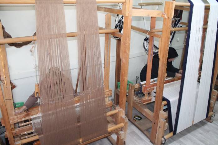 Hünerli Kadınlar Yöresel Ehramı Sobanın Başında Sıcak Ortamda Dokuyorlar