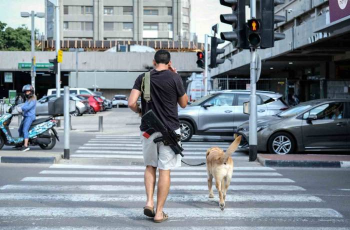 İsrail’de Halk Silahlanıyor