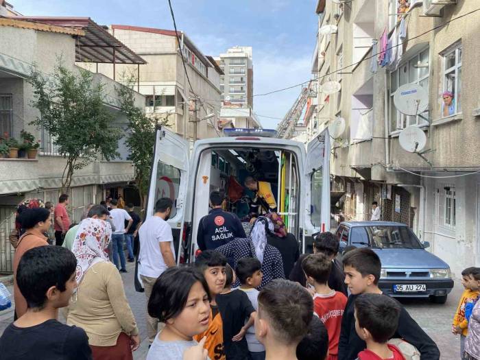 Küçükçekmece’de 3 Katlı Binada Çıkan Yangın Paniğe Neden Oldu