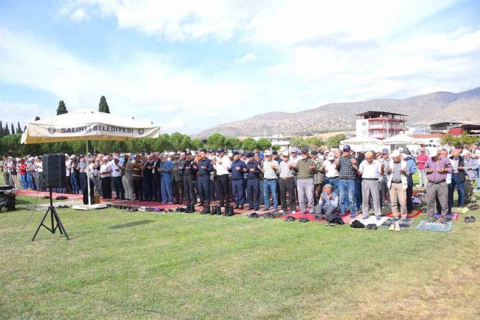 Salihli’de Eller Yağmur İçin Semaya Açıldı