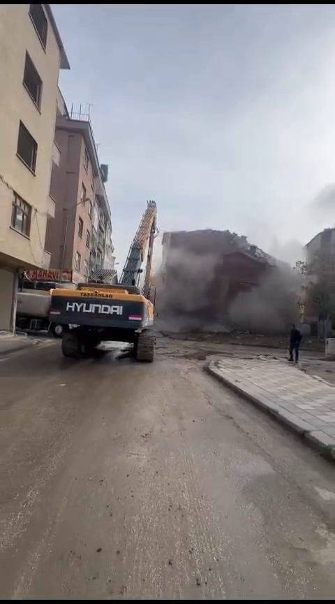 Biri Korna İle Yıkıldı, Diğeri Tek Dokunuşta Yerle Bir Oldu