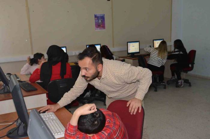 Robotik Kodlama İle Tanışma Günü Etkinliğinde Öğrencilere Bilgilendirmeler Yapıldı