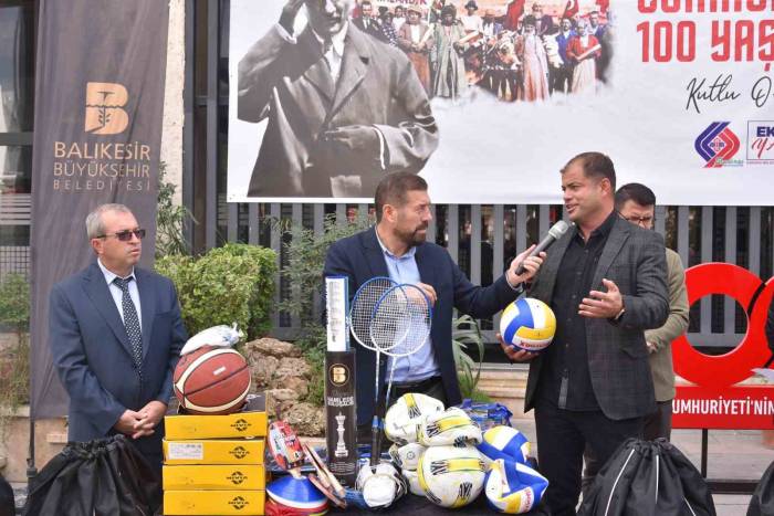 Sındırgı’da Okullara Spor Malzemesi Desteği