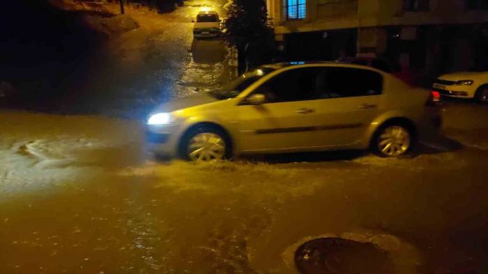 Meteoroloji Uyarmıştı: Şiddetli Yağış İstanbul Sınırına Dayandı
