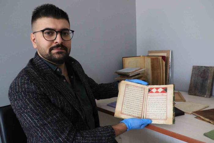 Genç Doçent Hayatını Tarihi El Yazması Eserlere Adadı