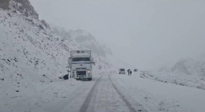 3 Bin Rakımlı Karabet Geçidi’nde Kar Yağışı Trafiği Olumsuz Yönde Etkiledi