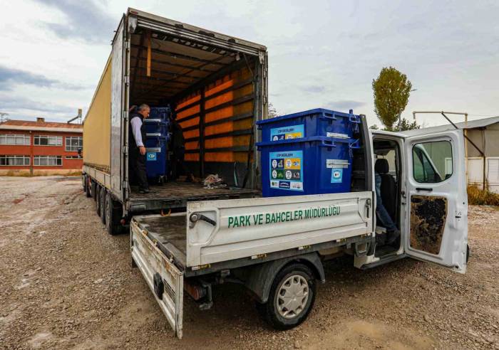 Van Büyükşehir Belediyesi 13 İlçeye Plastik Çöp Konteyneri Dağıttı