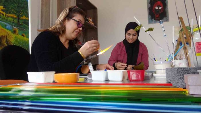 Atık Cam Şişeler, Kadınların Ellerinde Sanat Eserine Dönüşüyor