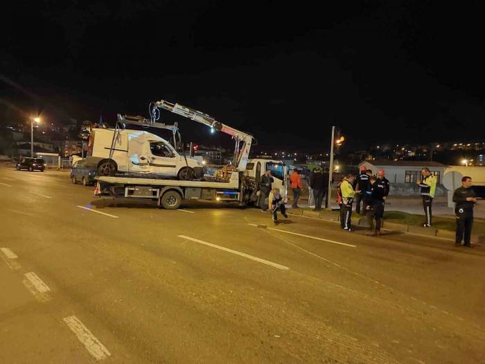 Tır İle Ticari Araç Çarpıştı: 1 Yaralı