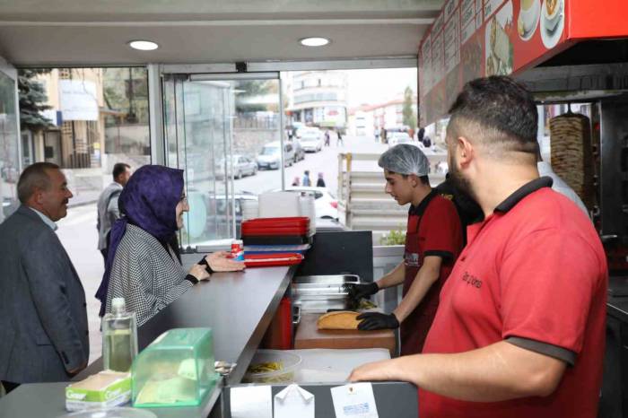 Akyurt Belediye Başkanı Hilal Ayık İlçe Esnafını Ziyaret Etti