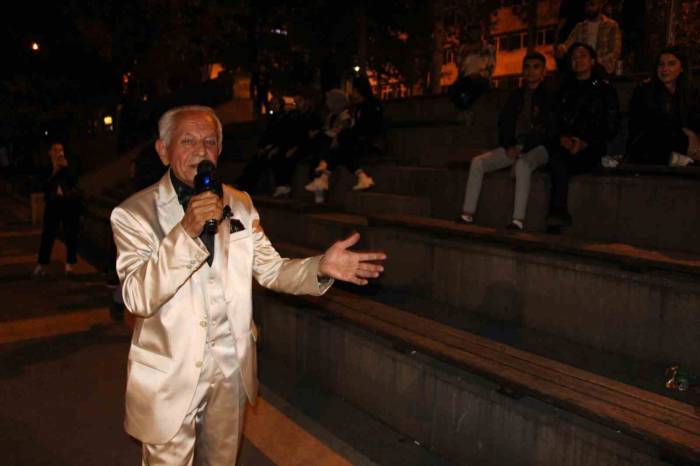 Amasyalı İsmail Dededen Her Akşam Sokakta Konser