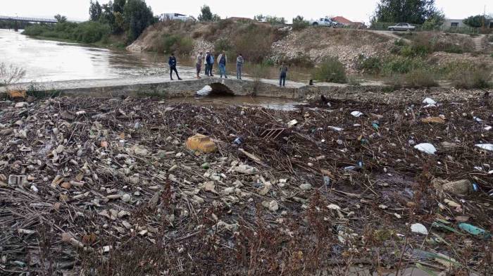 Sel Sonrası Menderes Nehri Çöple Kaplandı