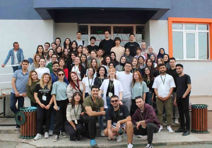 Tıp Öğrencileri Çadır Projesiyle Gönüllü Sağlık Hizmeti Vermeye Devam Ediyor