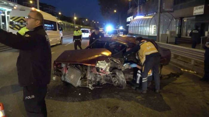 Otomobil Bursaray’ın Bariyerine Çarptı: 2 Yaralı