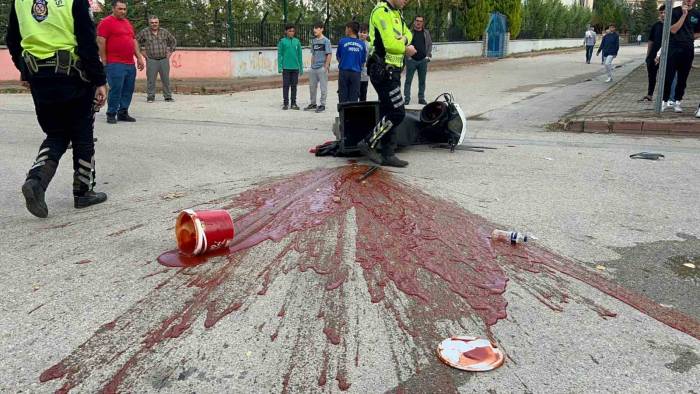 Bursa’da Kazada Motosiklet Sürücüsü Yaralandı, Ketçaplar Yola Saçıldı