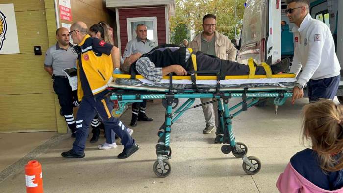 İnegöl’de Traktör Park Halindeki Araca Çarparak Devrildi: 1 Yaralı