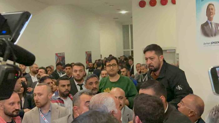 Chp Kurultayında Partililer Arasında Yaşanan Gergin Anlar Kamerada