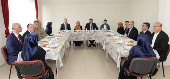 İlçesindeki Öğrencileri Yalnız Bırakmıyor